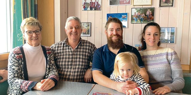 Romy und Marcel Küttel, mit Sohn Alex und Sonja Küttel (v.l.n.r.) und deren Tochter Aline in der Gaststube auf Hinterbergen. Sie sehnen sich danach, endlich wieder Gäste bewirten zu können. (Bild Josef Scherer)