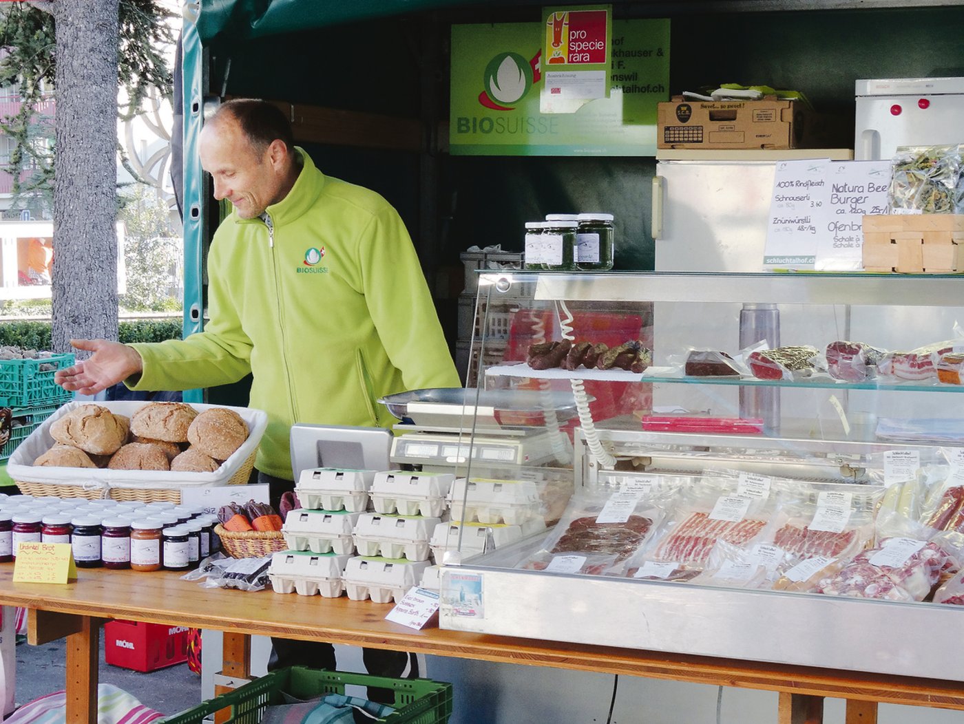 Jeden Samstag betreuen Karin Hüppi Fankhauser und ihr Mann Werner einen Marktstand in Wädenswil. (Bild zVg)