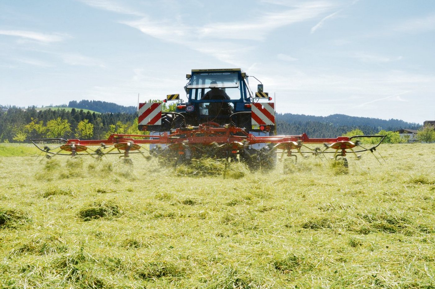 Je länger das Heu oder Emd auf dem Feld getrocknet werden muss, desto stärker sinkt die Qualität des Raufutters.(Bild Andrea Gysin)