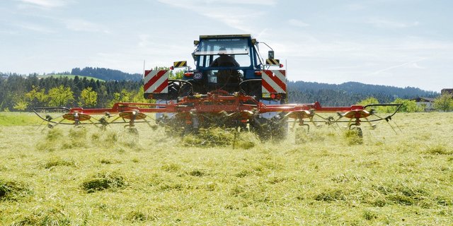 Je länger das Heu oder Emd auf dem Feld getrocknet werden muss, desto stärker sinkt die Qualität des Raufutters.(Bild Andrea Gysin)