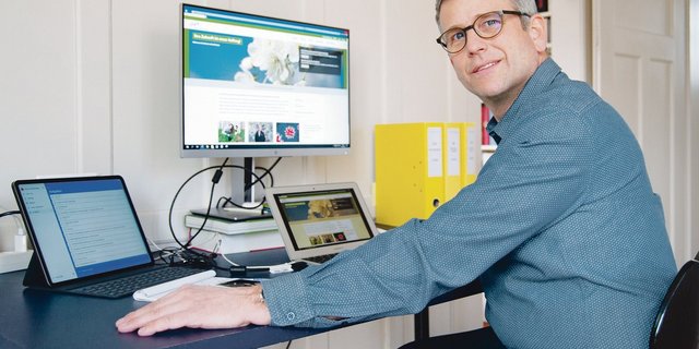 Patrick Schellenberg arbeitet neu beim Bauernverband Aargau im Bereich Öffentlichkeitsarbeit. Derzeit ist er – wie viele andere Mitarbeitende – im Homeoffice tätig. (Bild zVg)