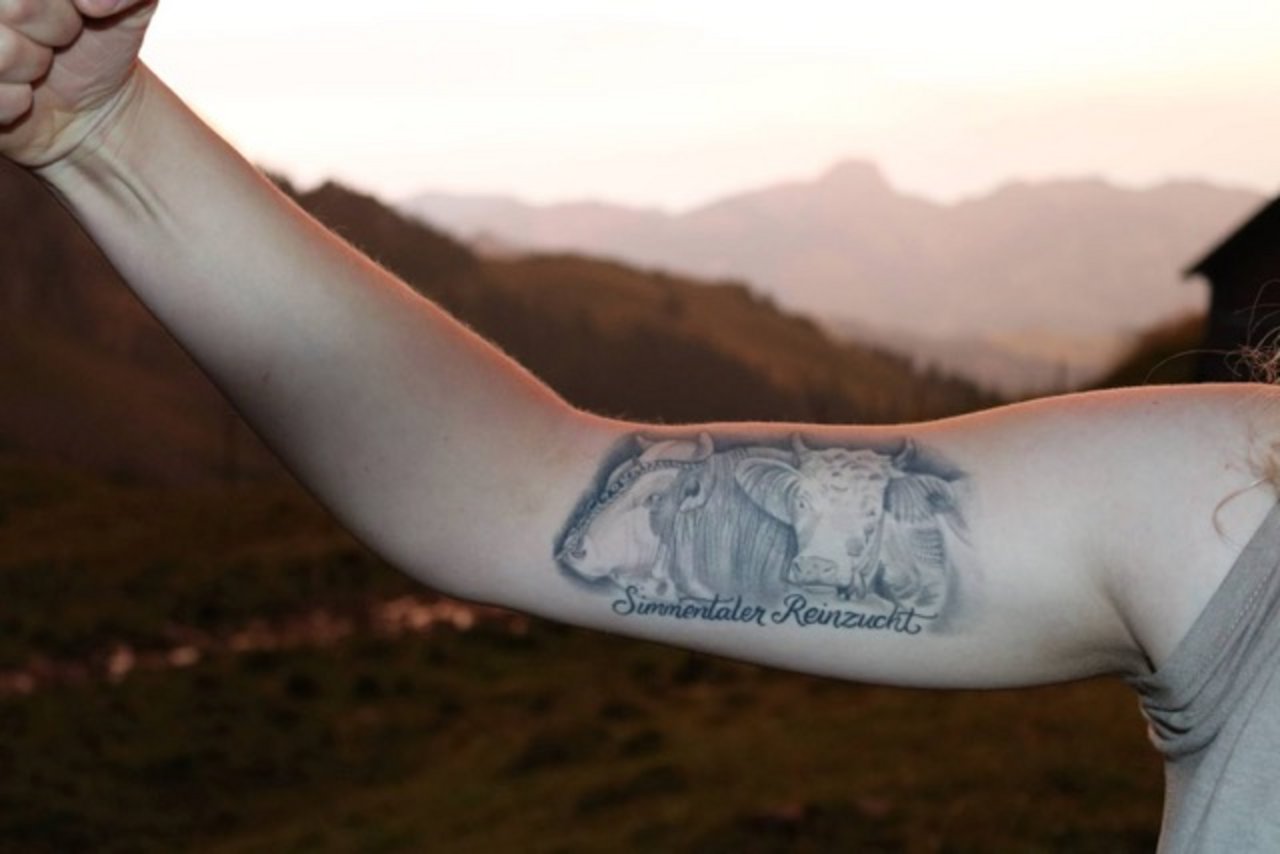 Die Simmentaler Reinzucht ist die grosse Leidenschaft von Martina Wenger - das entsprechende Tattoo war deshalb naheliegend. (Bild zVg)
