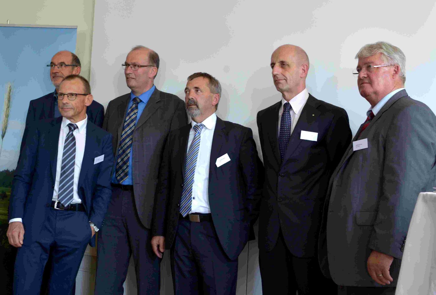 Das Gruppenfoto am Schluss der Medienkonferenz: Jacques Bourgeois (SBV-Direktor), Ernst Landolt (Regierungsrat Schaffhausen, Moderator), SBV-Präsident Markus Ritter, SMP-Präsident Hanspeter Kern, BLW-Vizedirektor Dominique Kohli und BOM-Präsident Markus Zemp. (Bilder hja)