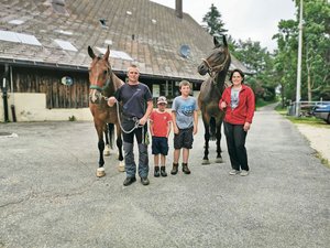 Pferde, wie hier die beiden Warmblutpferde der Pächterfamilie, gehören zur Hinteren Schmiedenmatt, wo Remo, Nils, Ronny und Sybille Schmid (v. l. n. r.) leben. (Bilder Simone Barth)