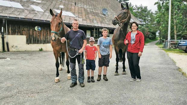 Pferde, wie hier die beiden Warmblutpferde der Pächterfamilie, gehören zur Hinteren Schmiedenmatt, wo Remo, Nils, Ronny und Sybille Schmid (v. l. n. r.) leben. (Bilder Simone Barth)