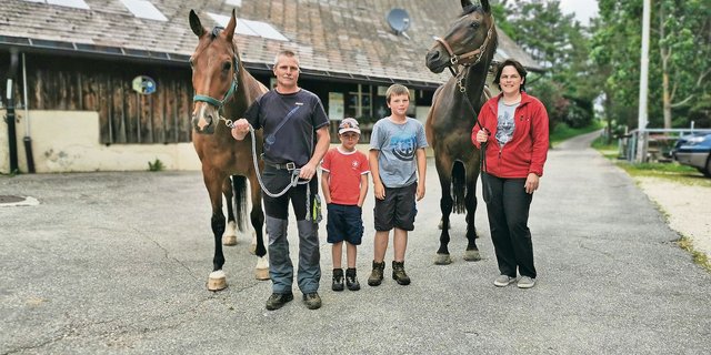 Pferde, wie hier die beiden Warmblutpferde der Pächterfamilie, gehören zur Hinteren Schmiedenmatt, wo Remo, Nils, Ronny und Sybille Schmid (v. l. n. r.) leben. (Bilder Simone Barth)