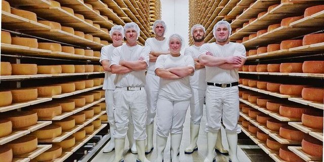Das Team der Hardegger Käse AG um Käsermeister Roman Engeli (Zweiter von links), der die Geschicke in der Käserei seit 20 Jahren lenkt.