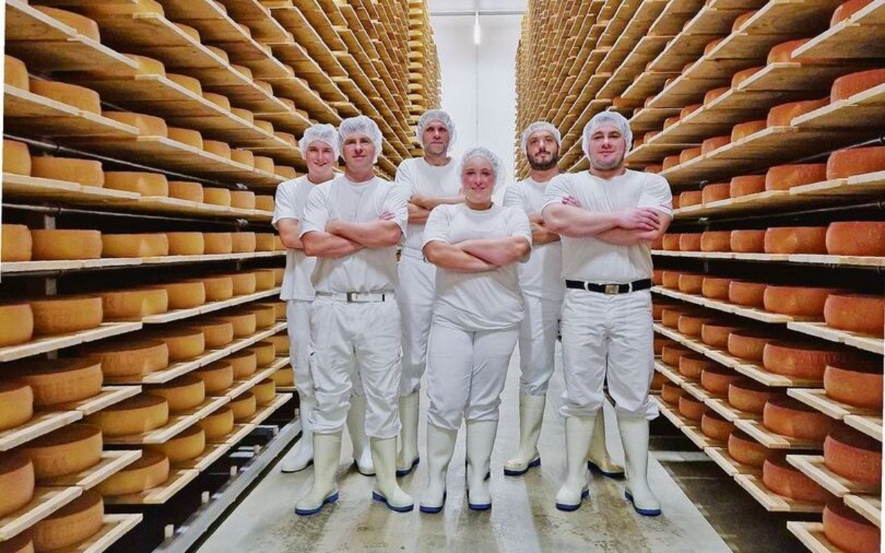 Das Team der Hardegger Käse AG um Käsermeister Roman Engeli (Zweiter von links), der die Geschicke in der Käserei seit 20 Jahren lenkt.