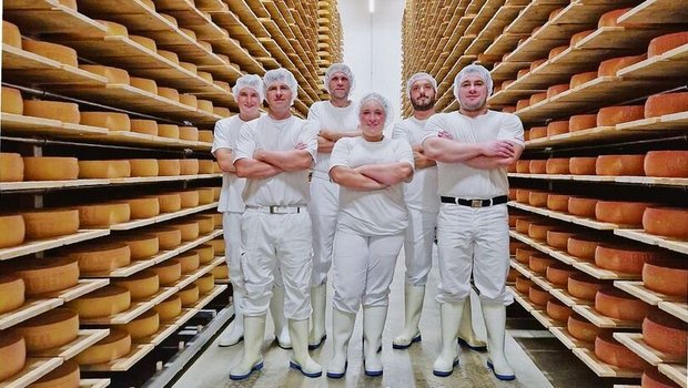 Das Team der Hardegger Käse AG um Käsermeister Roman Engeli (Zweiter von links), der die Geschicke in der Käserei seit 20 Jahren lenkt.