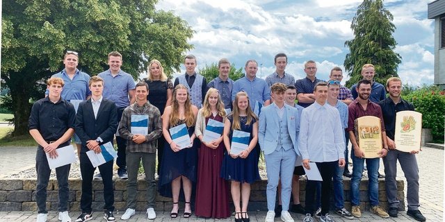 Die Klassen 3a (links) und 3b am BBZN Hohenrain, mit den diplomierten Landwirtinnen und Landwirten EFZ.  