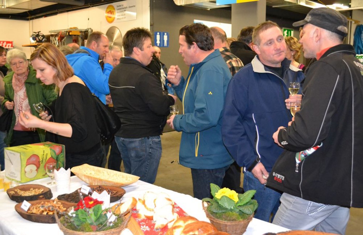 Redaktion und Verlag durften unzählige Leser(innen) am Apéro begrüssen. (Bild Alois Heinzer)