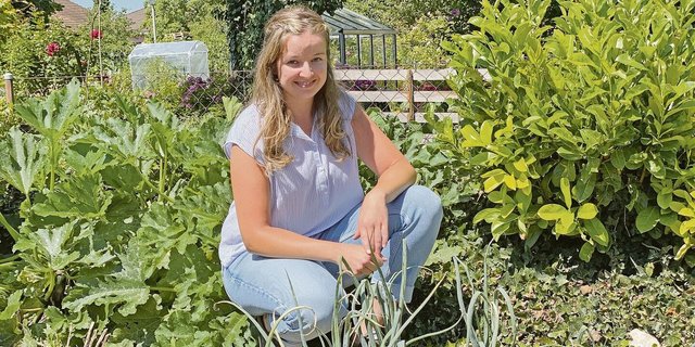 Fabienne Klarer im Nutzgarten, den sie gemeinsam mit ihren Grosseltern bewirtschaftet.