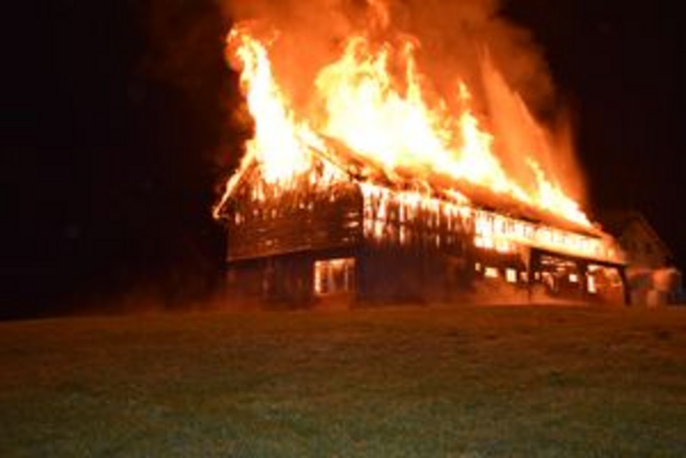 Die Scheune im Vollbrand. 