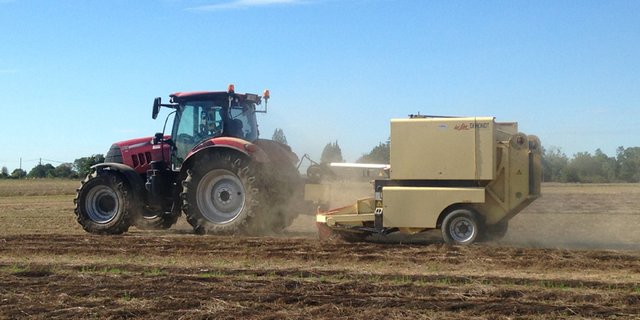 Pascal Gosselin beim Pressen der Leinballen. (Bild Noëmi Elmiger)
