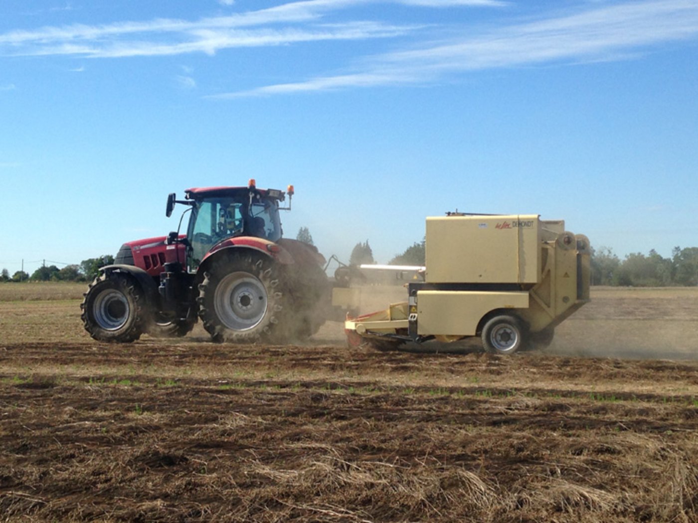 Pascal Gosselin beim Pressen der Leinballen. (Bild Noëmi Elmiger)
