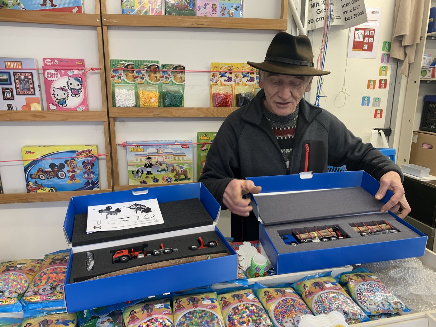 Rüttimann hat viele Modelle im Sortiment. Unter anderem auch diesen Holztransporter mit echten Holzstücken.