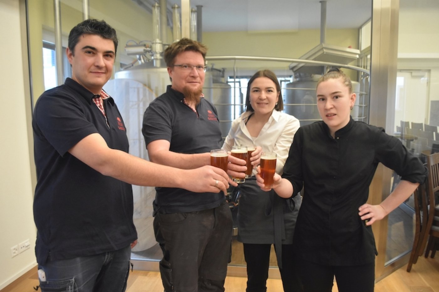 Sie setzen in Rheinau auf selbstgebrautes Bier (v.l.): Kai Isele, Marco Maier von der Braugarten AG, Nicole und Anica Schmid vom Restaurant Augarten. 