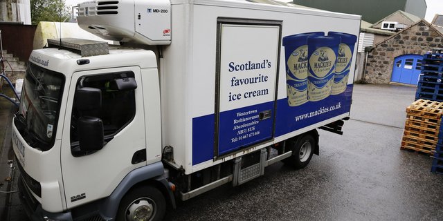 «Mackie's» ist in ganz Grossbritannien ein Begriff: Die Glace wird im Luxussegment angeboten. (Bild: Jonas Ingold)