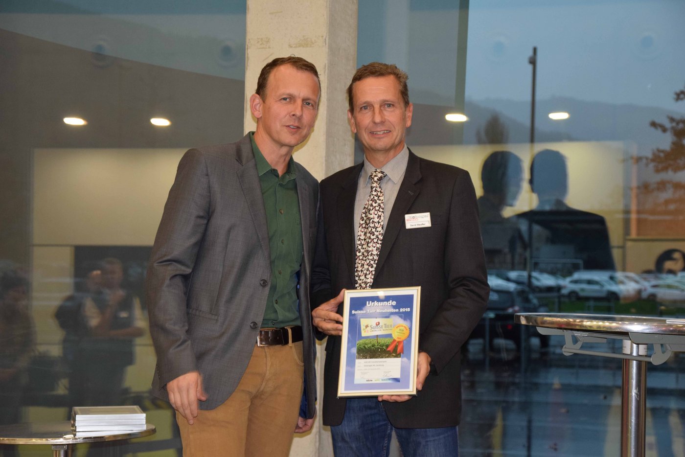 David Stauffer von der Firma Globogal (rechts) konnte die Auszeichnung für die LED-Induktionslampe Alis entgegennehmen. 