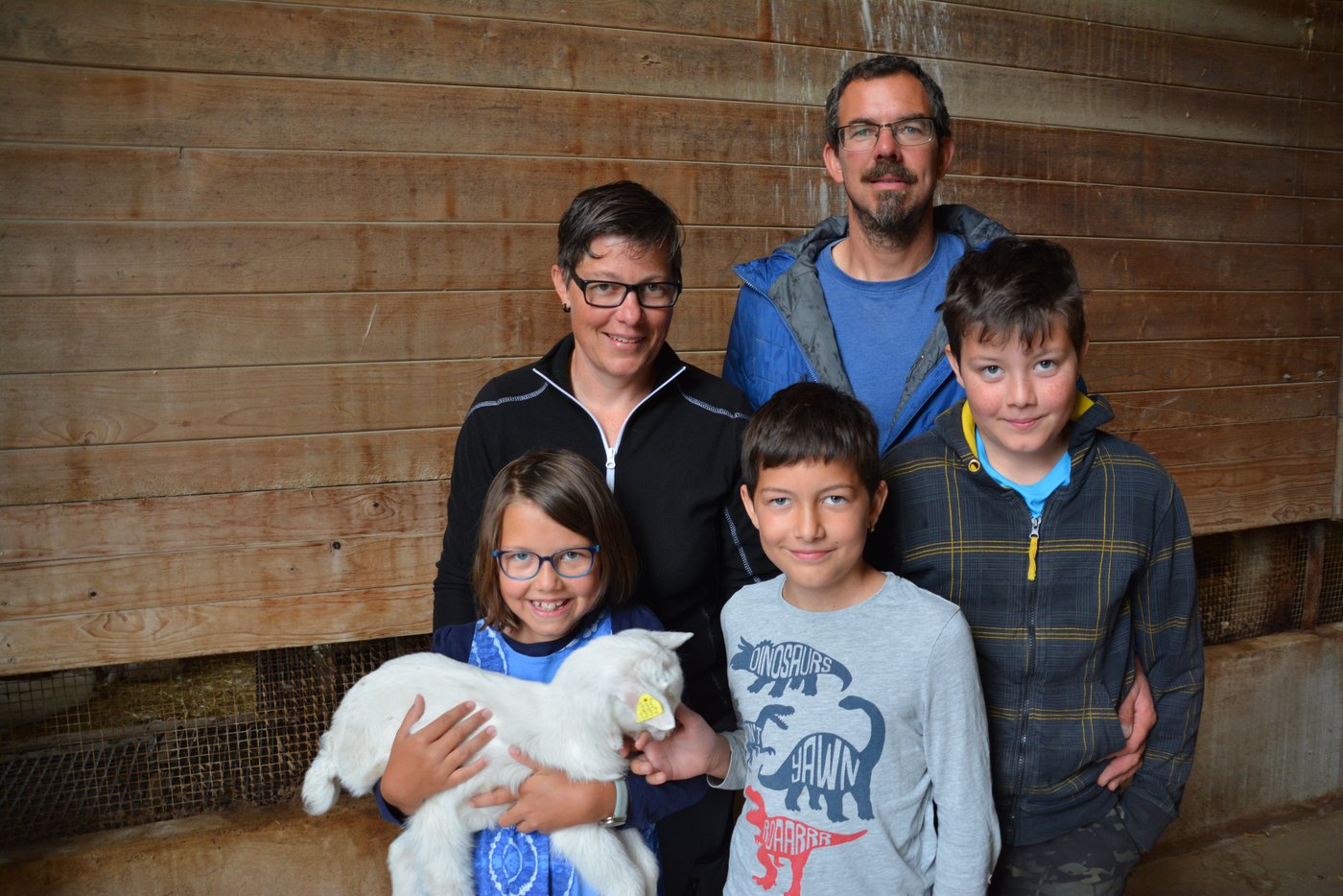 Die Familie Sonja und Matthias Boog mit den drei Kindern, die zu Hause sind. Der vierte sei auswärts gewesen. Die kleine Ziege ist nur einige Tage alt und der absolute Liebling der Kinder.