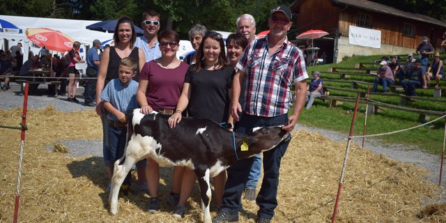 Die Spender und Gewinner der Attico-Kuhkalbes Calina an der Auktion Springenboden. Gespendet wurde das Kalb von den Familien Hiltbrand, Mani und Wittwer aus Horboden.