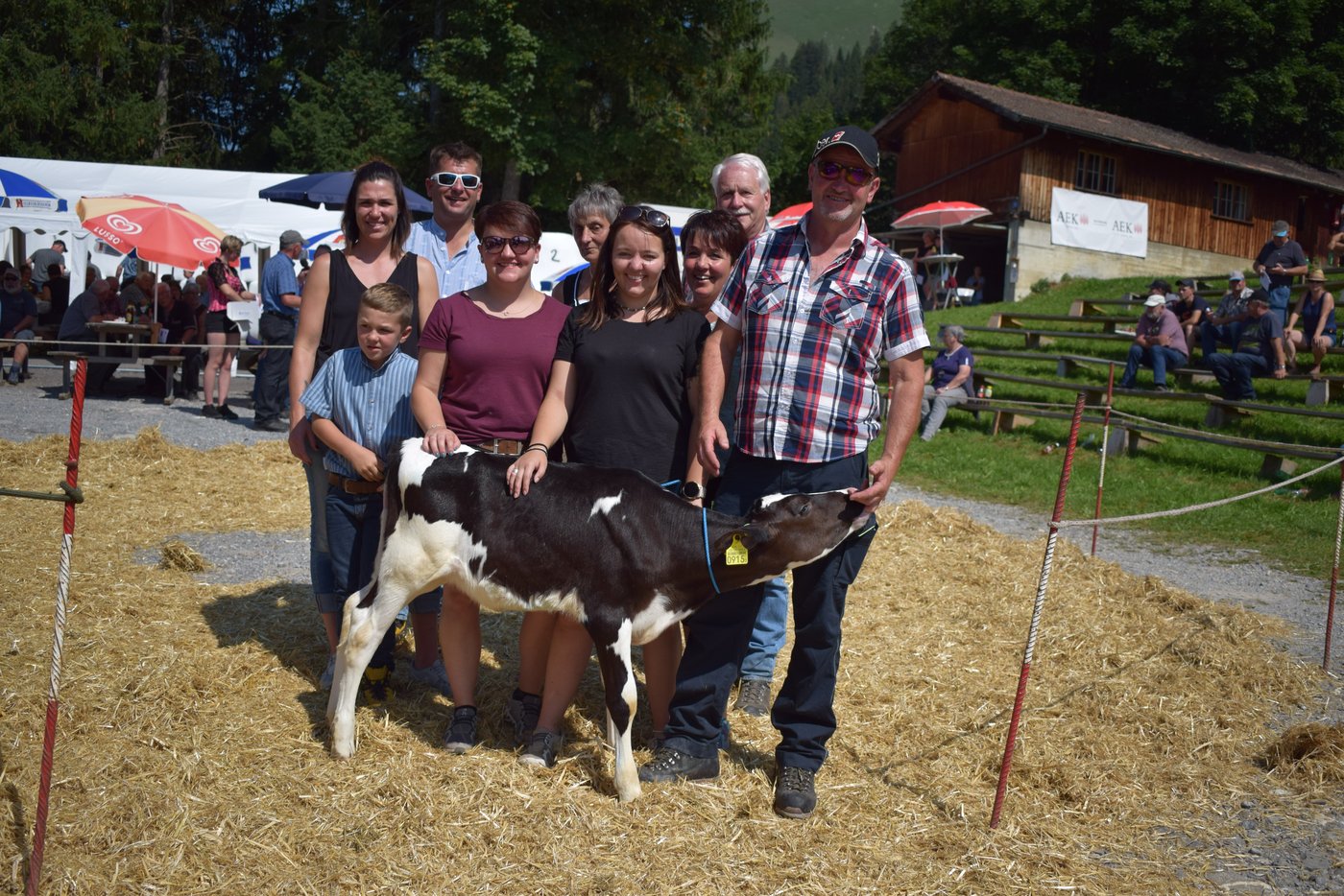 Die Spender und Gewinner der Attico-Kuhkalbes Calina an der Auktion Springenboden. Gespendet wurde das Kalb von den Familien Hiltbrand, Mani und Wittwer aus Horboden.