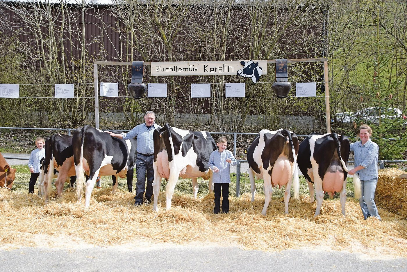 Urs und Franziska Salzmann mit ihren zwei Buben freuen sich über ihre Zuchtfamilie der Kuh Lista Gzim Kerstin. Trotz ihrer elf Jahre präsentierte sich die Stammkuh immer noch tadellos. Am Schluss reichte es für die Klasse B.  