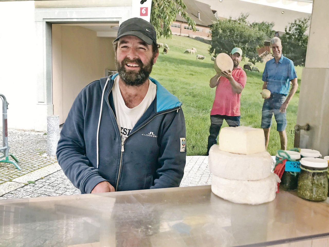 Der Thurgauer Hansjörg Ziegler stellt aus der Milch seiner Schafe Produkte wie Joghurt und Käse her. Sein Sortiment bietet er auf verschiedenen Wochenmärkten an. (Bilder Alexandra Stückelberger)