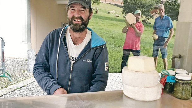 Der Thurgauer Hansjörg Ziegler stellt aus der Milch seiner Schafe Produkte wie Joghurt und Käse her. Sein Sortiment bietet er auf verschiedenen Wochenmärkten an. (Bilder Alexandra Stückelberger)