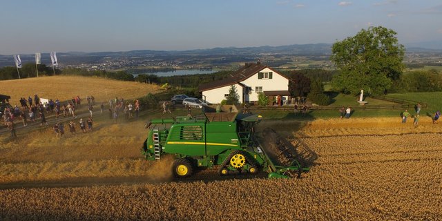 Der neue T670 von John Deere wurde am Dienstagabend auf dem Hof von Daniel Fischer in Forch ZH präsentiert. (Bild Urs Roffler)