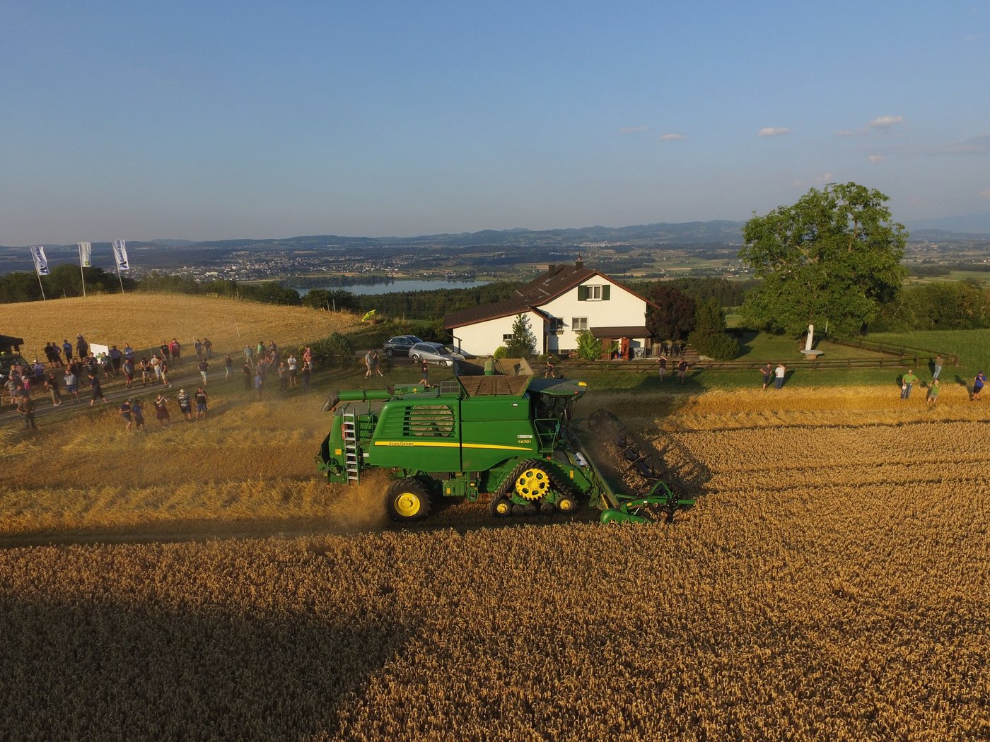 Der neue T670 von John Deere wurde am Dienstagabend auf dem Hof von Daniel Fischer in Forch ZH präsentiert. (Bild Urs Roffler)