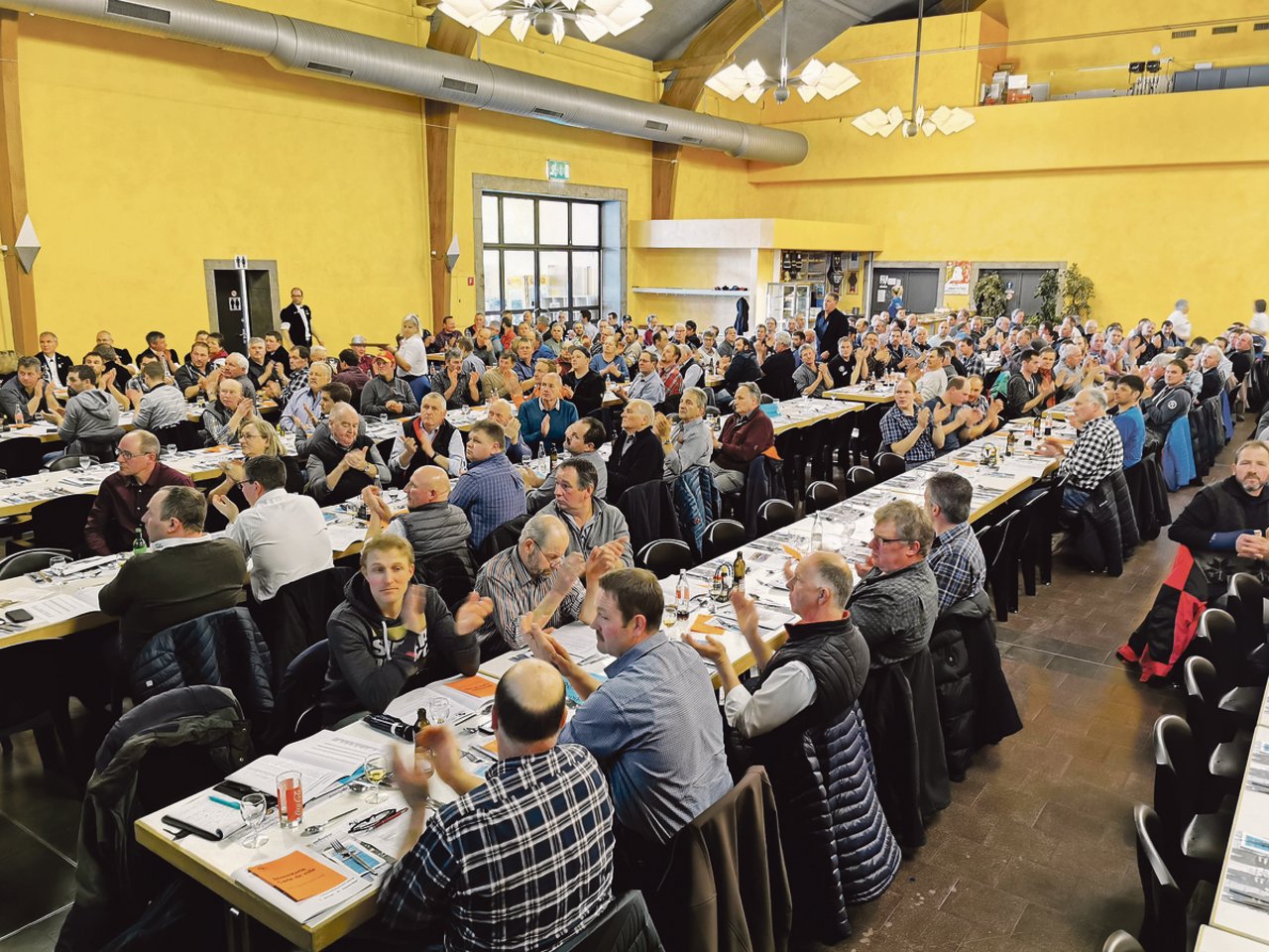 Am Mittwoch trafen sich in Thun die Berner Fleckviehzüchter. Es ist der Zusammenzug von acht Unterverbänden, dessen Vorstand eine Verschlankungskur erfahren hat. (Bild sb)