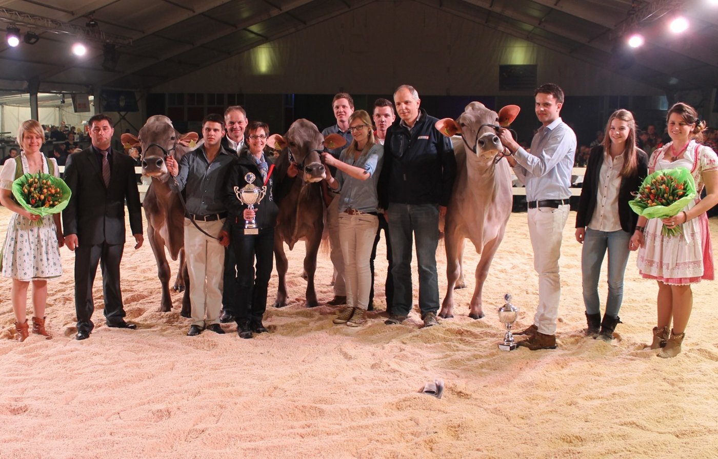 Das Podest der Championwahl BV: Mention Honorable Schmibach's Collection CORELLA von Beni Schmid, Schüpfheim; Grand Champion MOCAMBO-ET JOYA von Josef Portmann, Schüpfheim; Vize-Champion Jongleur-ET SILVANA von Willi Pfulg, Romoos (v.l.)