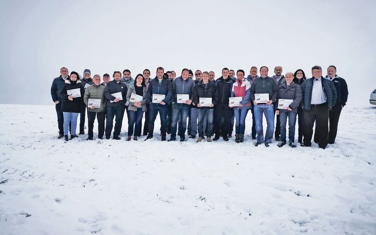 Aus der Region Gantrisch konnten am vergangenen Samstag auf der Bütschelegg 24 Züchter(innen) für ihre Kühe mit einer Lebensleistung von 100 000 kg geehrt werden.