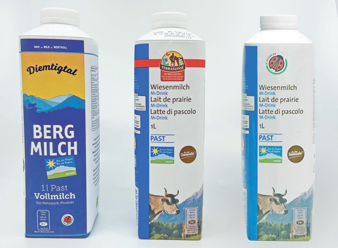 Die Bergmilch und die künftige Wiesenmilch mit Käfer (r.). In der Mitte die alte Packung mit Terra-Suisse-Logo. (Bild akr/Screenshot)