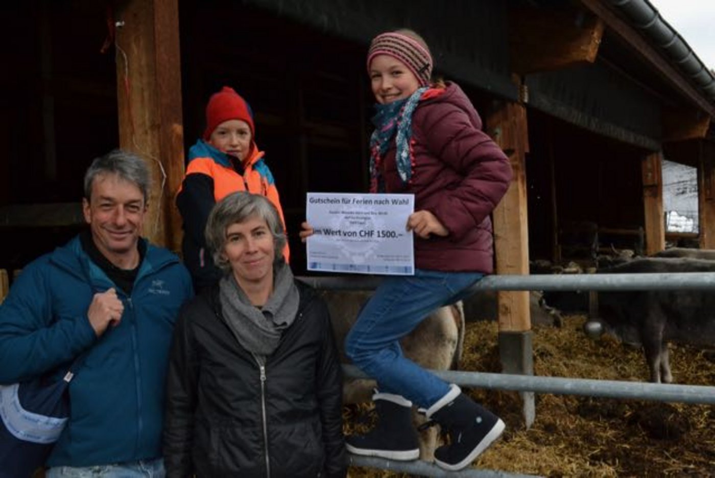 Jürg Wirth und Rebekka Kern mit den Kindern Meret und Serafin freuen sich über den Feriengutschein im Wert von 1500 Franken. Sie sind bereits am Diskutieren, wo es hingehen soll. (Bilder Esther Thalmann)