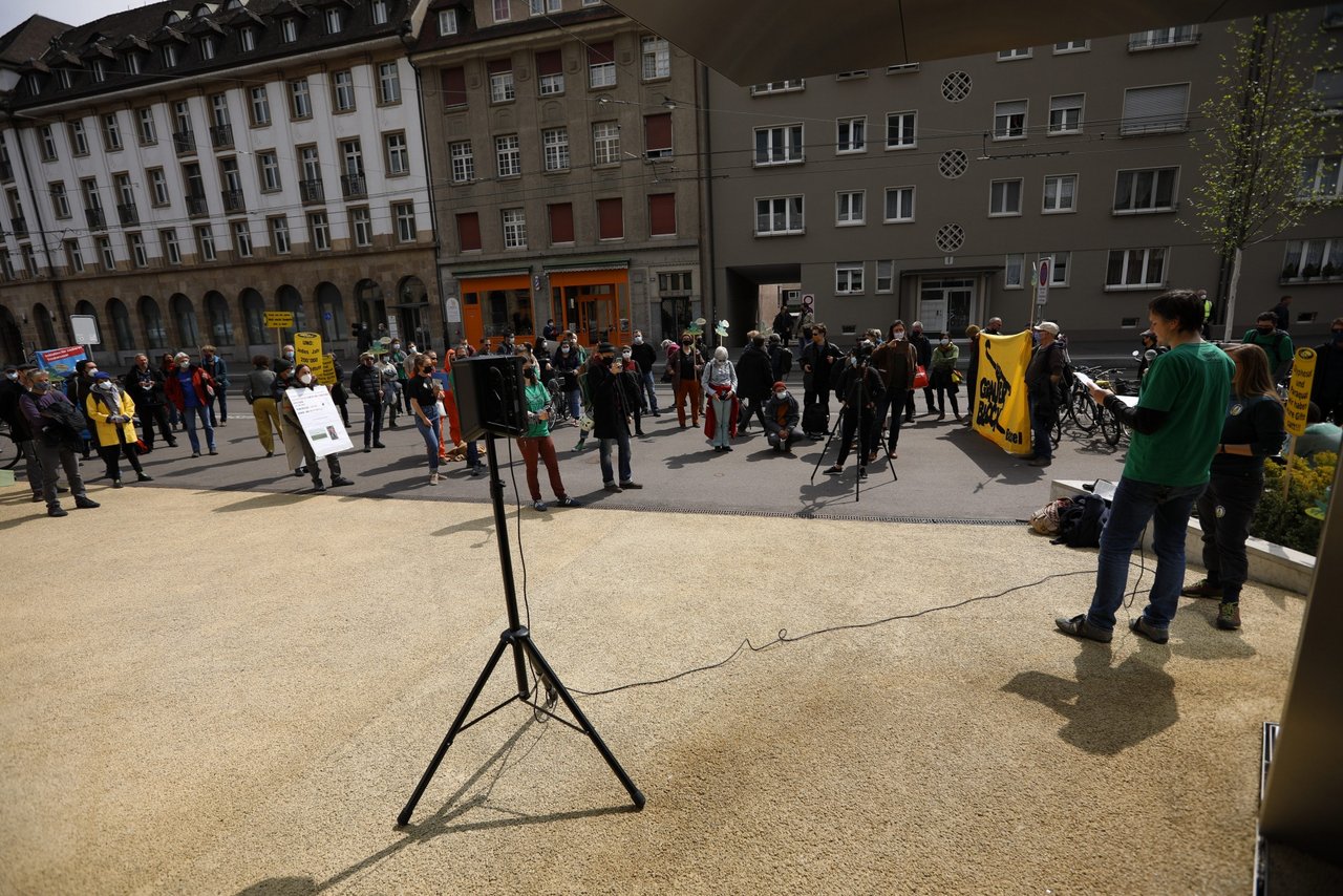 Der Grossteil der Protestierenden trugen Masken und hielten sich an die Corona-Schutzmassnahmen. (Bild Tobin Meyers)