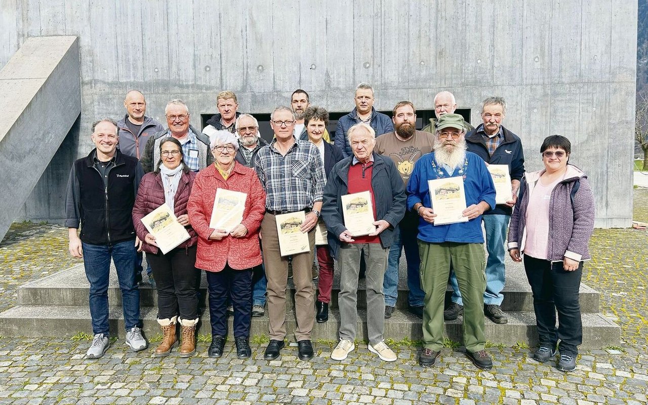 Diese Alpmeister bringen es auf 600 Alpsommer. Die Ehrenurkunde überreichte Christa Buchli (r.). Plantahof-Direktor Peter Küchler (l.) erhielt die Ehrung für 25 Jahre Engagement für die Alpwirtschaft. Ende Jahr geht Küchler in Pension. 