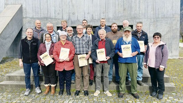 Diese Alpmeister bringen es auf 600 Alpsommer. Die Ehrenurkunde überreichte Christa Buchli (r.). Plantahof-Direktor Peter Küchler (l.) erhielt die Ehrung für 25 Jahre Engagement für die Alpwirtschaft. Ende Jahr geht Küchler in Pension. 