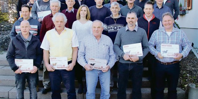 Diese Züchter(innen) wurden mit einer Plakette ausgezeichnet. In ihrem Stall steht eine Kuh mit einer Lebensleistung von über 100 000 Kilogramm Milch.(Bild Roland Müller)