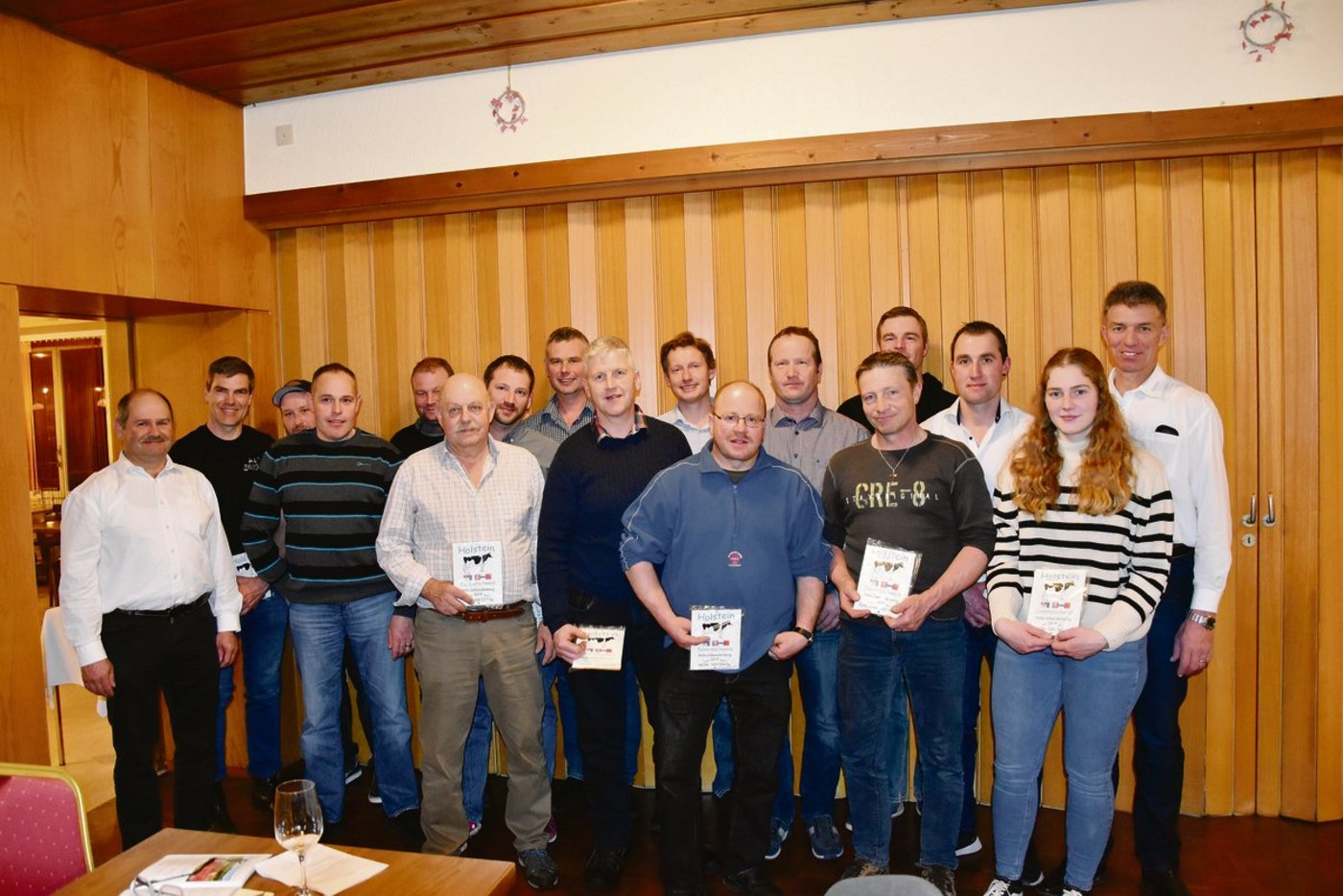 Die Züchter der 100 000er-Kühe wurden an der Delegiertenversammlung geehrt. (Bild zVg)