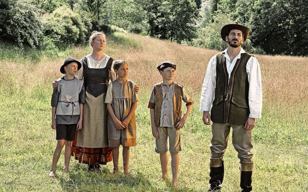 Diese Familie zeigt nur einen kleinen Teil des Theater-Ensembles. Denn nicht weniger als 96 Personen – Schauspielerinnen und Sänger – sind im Stück involviert. 