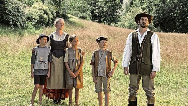 Diese Familie zeigt nur einen kleinen Teil des Theater-Ensembles. Denn nicht weniger als 96 Personen – Schauspielerinnen und Sänger – sind im Stück involviert. 