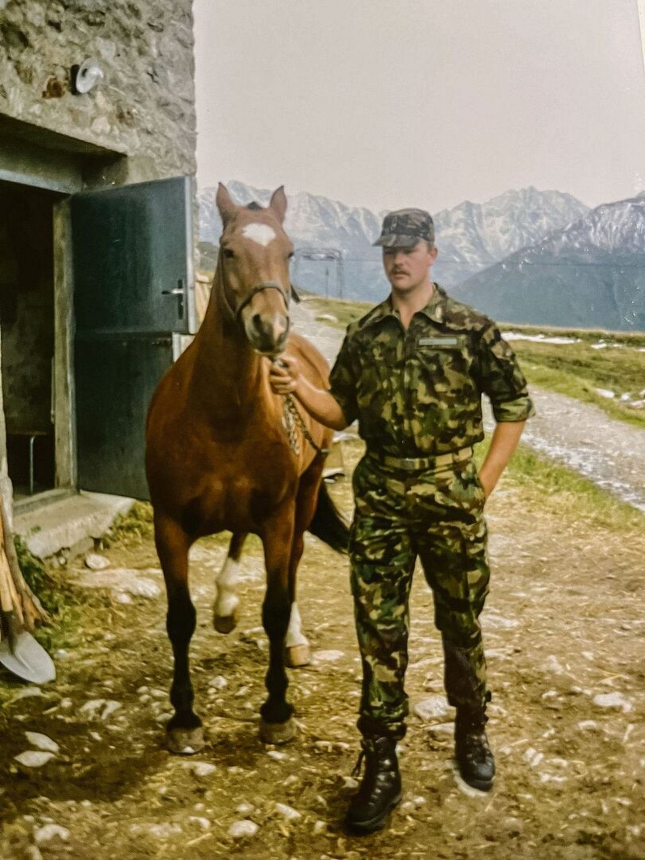 Der Stolz des jungen Mannes stand ihm ins Gesicht geschrieben. Die braune Stute war das Pferd seines Lebens.