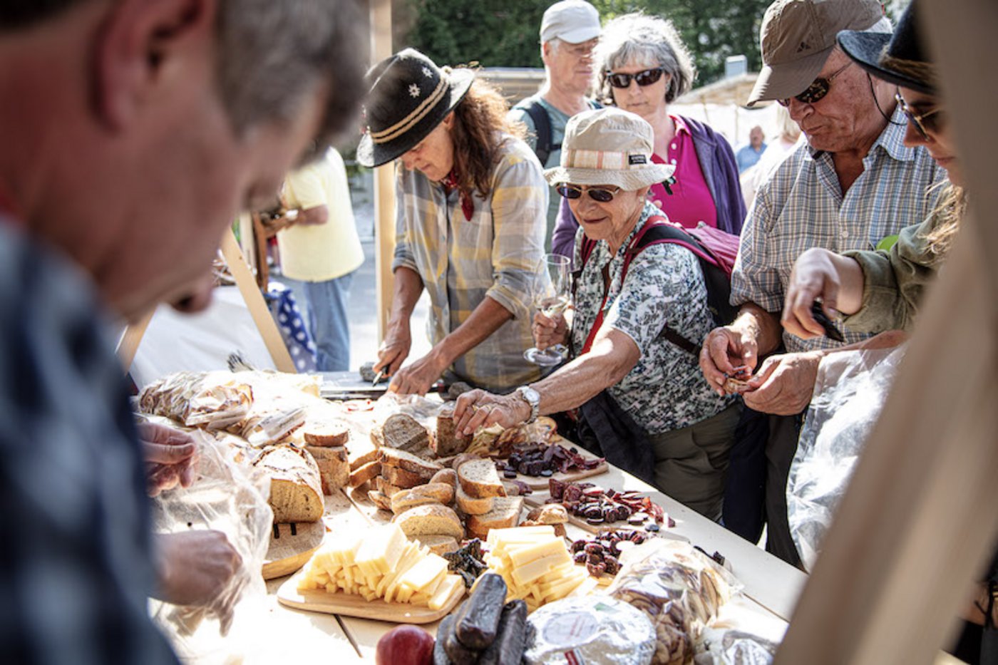 Beim Begrüssungs-Apéro in Andermatt wurden Säumer und Saumtiere von zahlreichen Gästen herzlich in Empfang genommen.