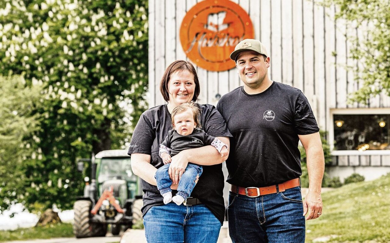 Erika und Christoph Gehrig (hier mit ihrer Tochter Lina) sind überzeugt von ihrem «Wohlfühl-Stall».