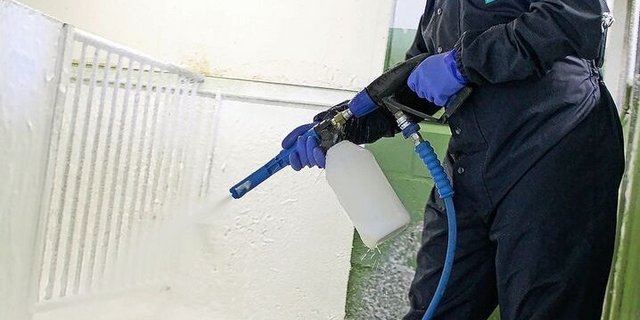 Das vorgängige «Einschäumen» erleichtert die Stallreinigung. Gründliches Nachspülen und Abtrocknen ist Voraussetzung für eine wirksame Desinfektion.
