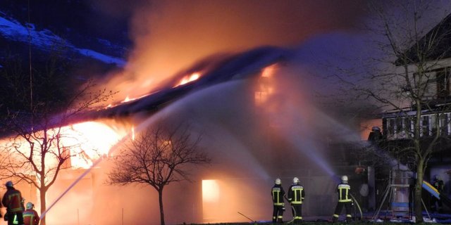 Das Feuer ging nicht auf das Wohnhaus über. (Bild Kantonspolizei Schwyz)