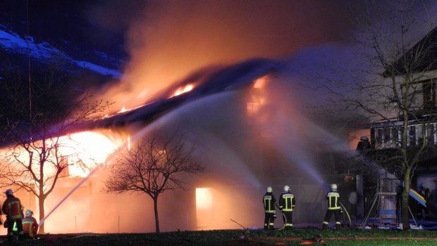 Das Feuer ging nicht auf das Wohnhaus über. (Bild Kantonspolizei Schwyz)