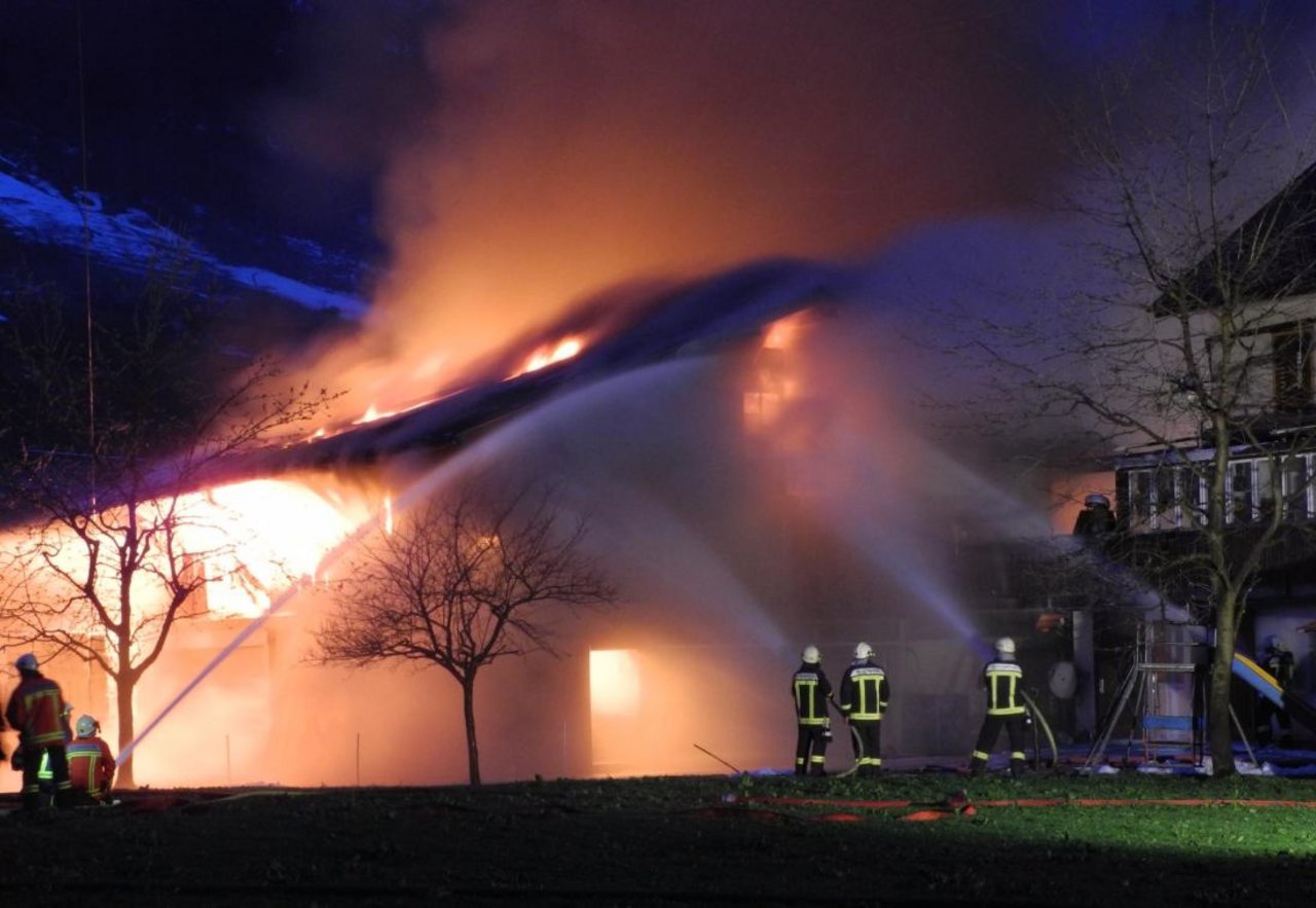 Das Feuer ging nicht auf das Wohnhaus über. (Bild Kantonspolizei Schwyz)